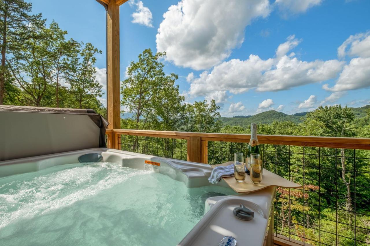 New / 3 King Suites / Sleeps12 / View / 5 Mi To Pf / Hot Tub Sevierville Dış mekan fotoğraf